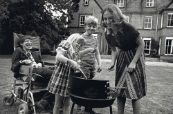 Стивен Хокинг с первой женой Джейн Уайлд и их детьми Робертом и Люси жарят барбекю, 1977 год