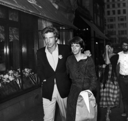 Харрисон Форд и Джордж Лукас с первыми супругами во время прогулки по вечернему Нью-Йорку, 1977 год