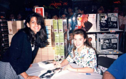 Пятнадцатилетняя Ева Мендес берет автограф в семнадцатилетней Алиссы Милано, 1990 год