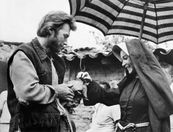 Клинт Иствуд и Ширли Маклейн играют с броненосцем на съемках фильма "Два мула для сестры Сары", 1969 год
