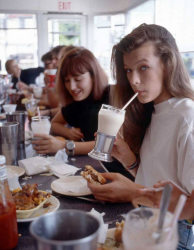 Юная Милла Йовович завтракает в ресторане Johnny Rockets в Голливуде, 1987 год
