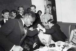 Том Круз поздравляет Кьюбу Гудинга мл. с победой на премии Оскар, 1997 год