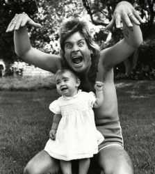 Оззи Осборн на выходных во Франции со своей дочерью Эйми, 1984 год