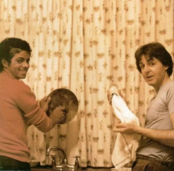 Пол Маккартни и Майкл Джексон моют посуду (США, примерно 1979-1982 годы)