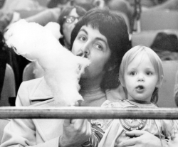 Пол Маккартни и Стелла Маккартни едят сладкую вату в цирке Barnum & Bailey в Мэдисон Сквер Гарден, 1974 год