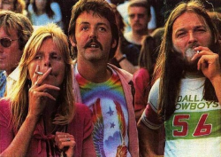 Линда Маккартни, Пол Маккартни и Дэвид Гилмор с "Pink Floyd" на фестивале в Небуорт-хаус, 1976 год